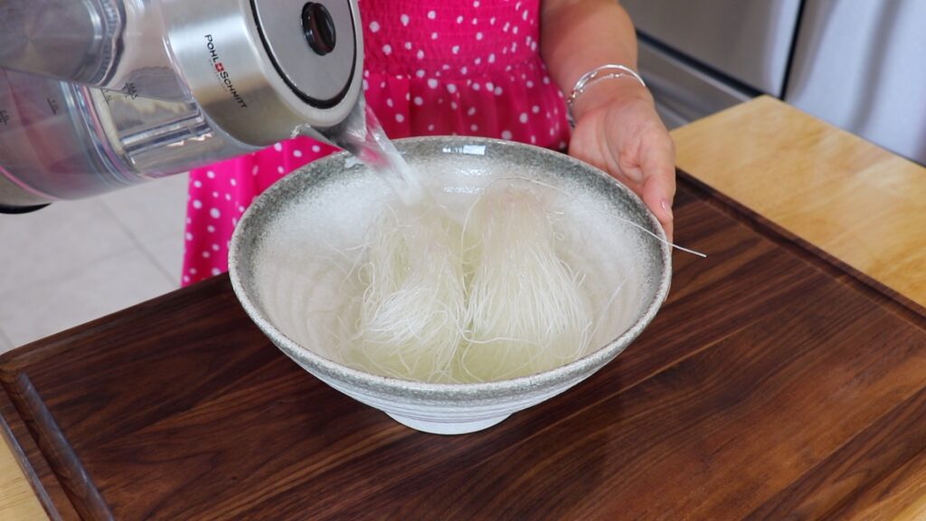 Steamed Shrimp with Glass Noodles 1. Hot Water
