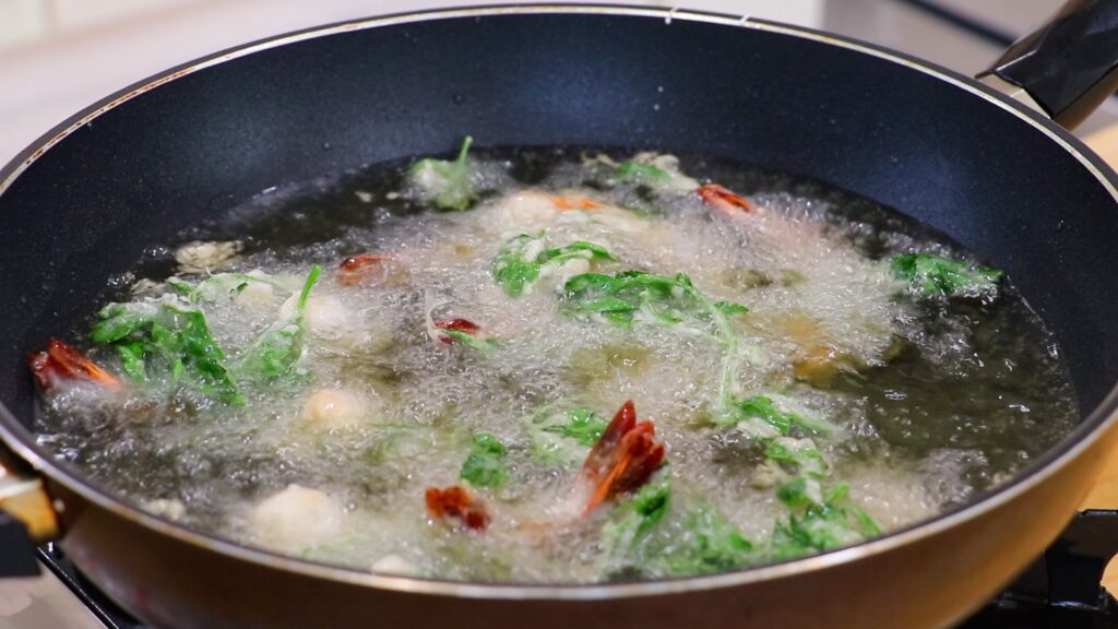 Crispy Shrimp with Parsley 4. Fry