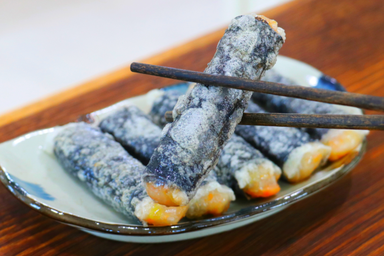 Crispy Seaweed Rolls with Rice Paper