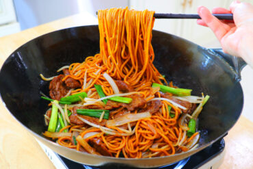 25 Min Beef and Onion Lo Mein Recipe