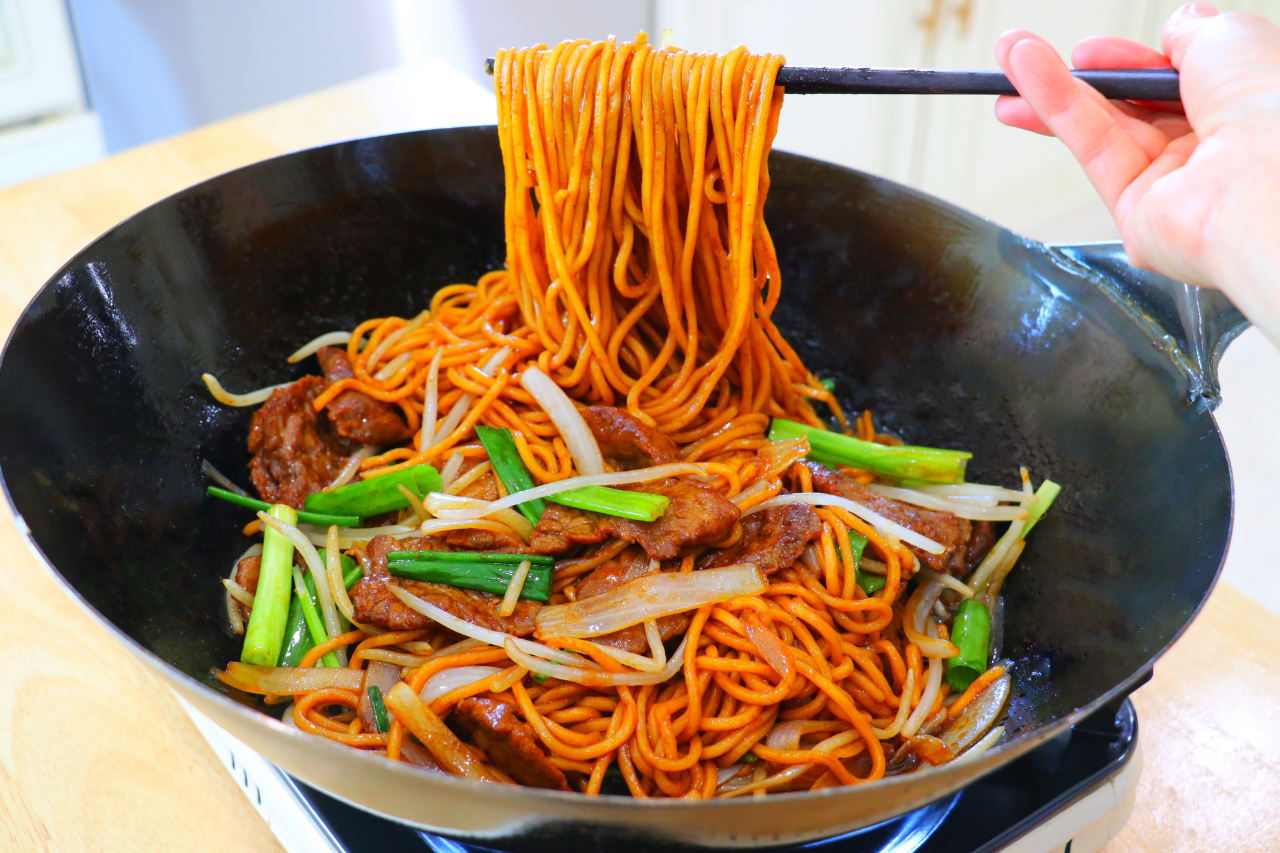 25 Min Beef and Onion Lo Mein Recipe
