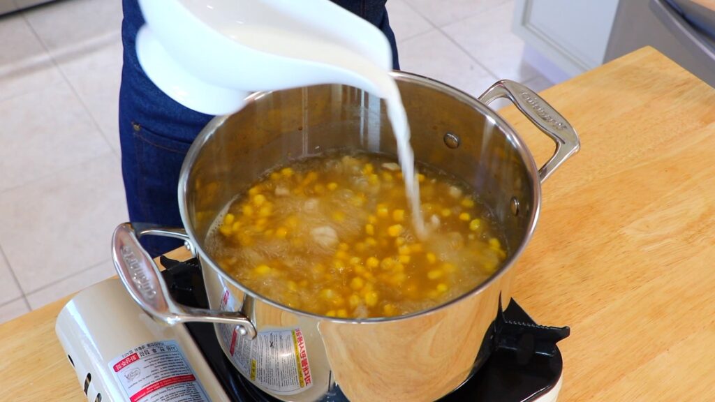 10-Min Chicken and Corn Egg Drop Soup 6. Thicken