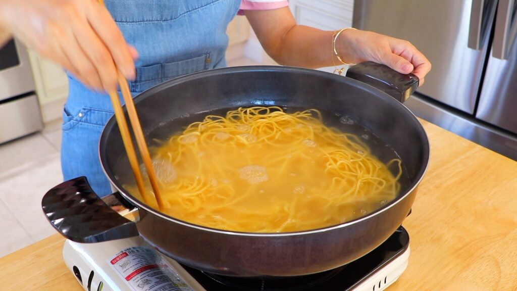 15-Min Ground Chicken Lo Mein 3. Boil Noodles
